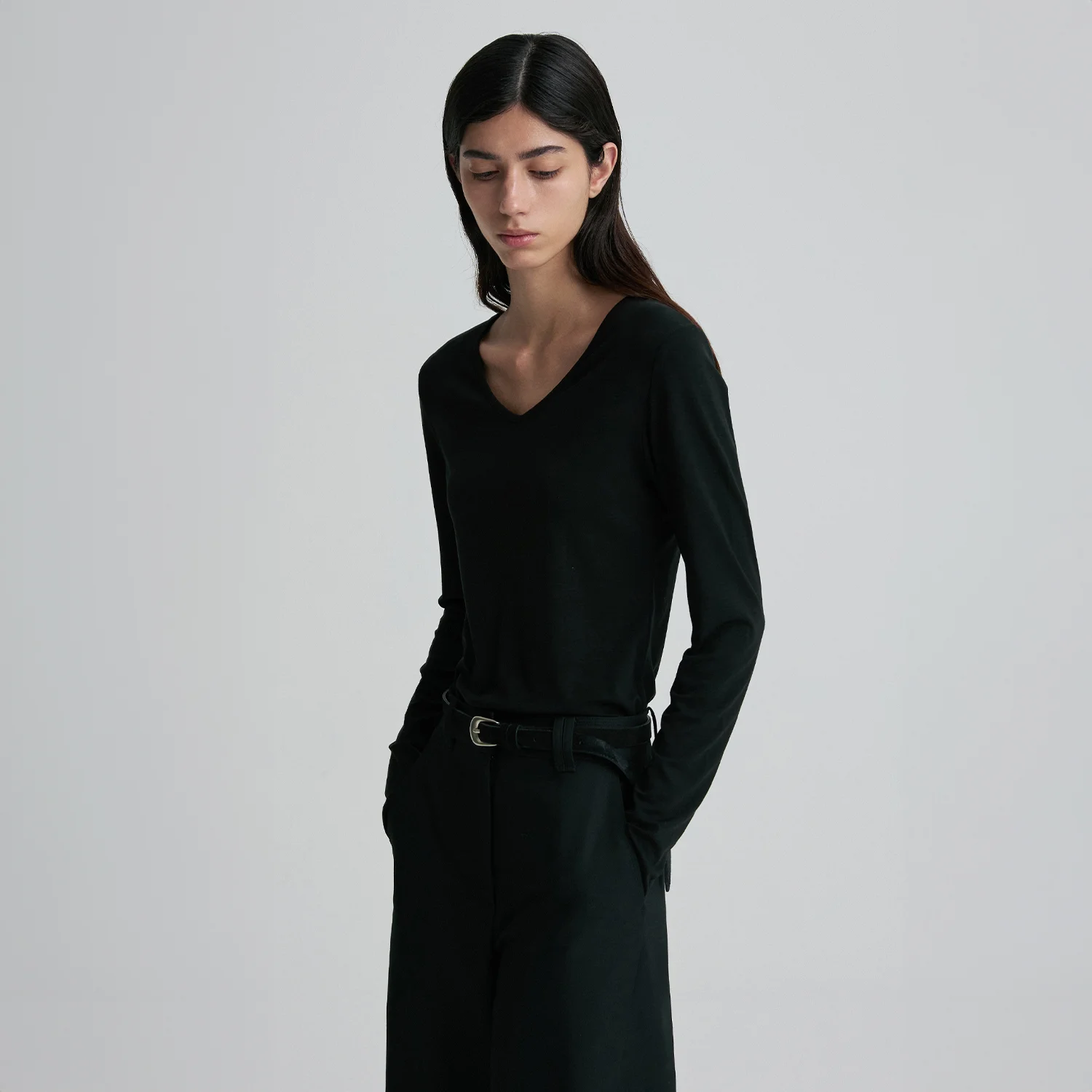 DEEP V-NECK LONG-SLEEVE TOP BLACK