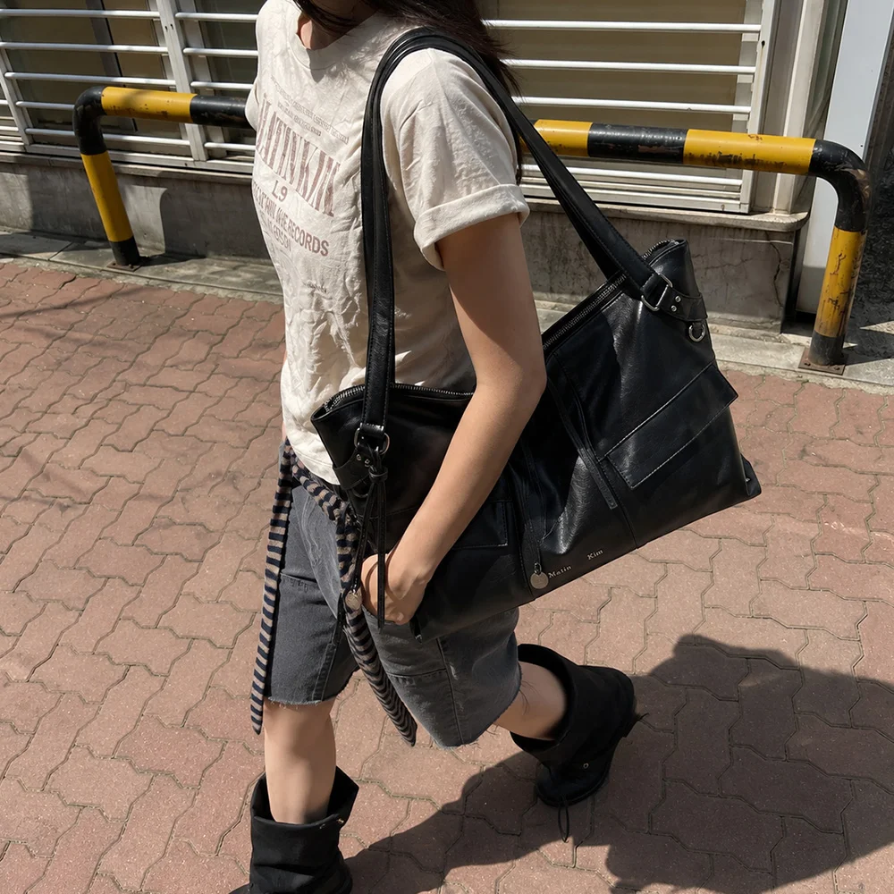 WIDE NEMO BIG SHOULDER BAG IN BLACK