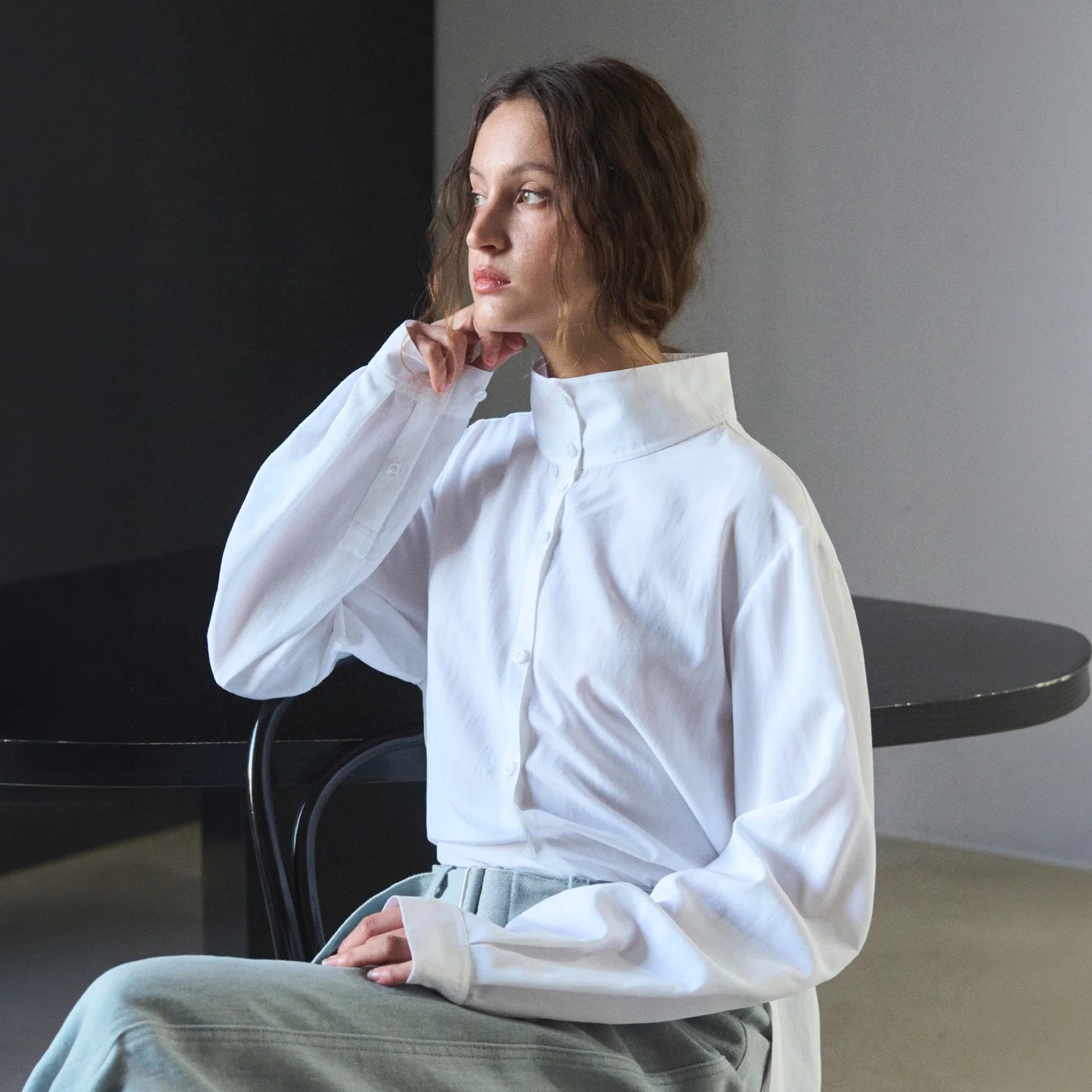 HIGH-NECK SIDE-SLIT SHIRT
