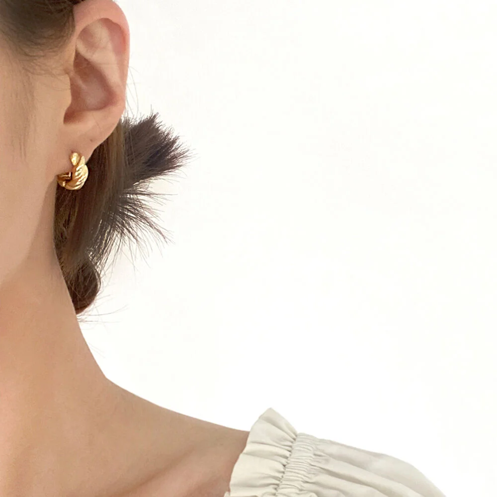 Jang Hee-ryung 著用 Bold Twist Mini Ring Earring