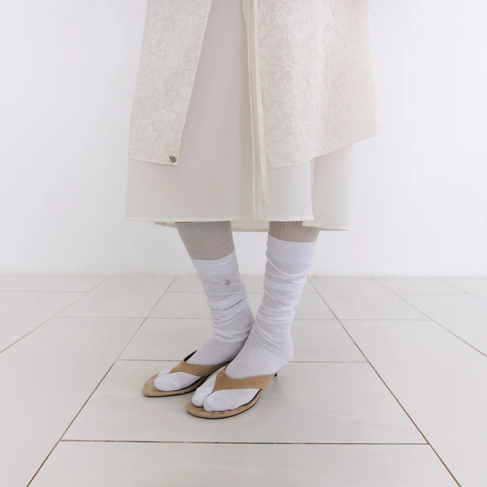 SHEER RIBBED KNEE SOCKS