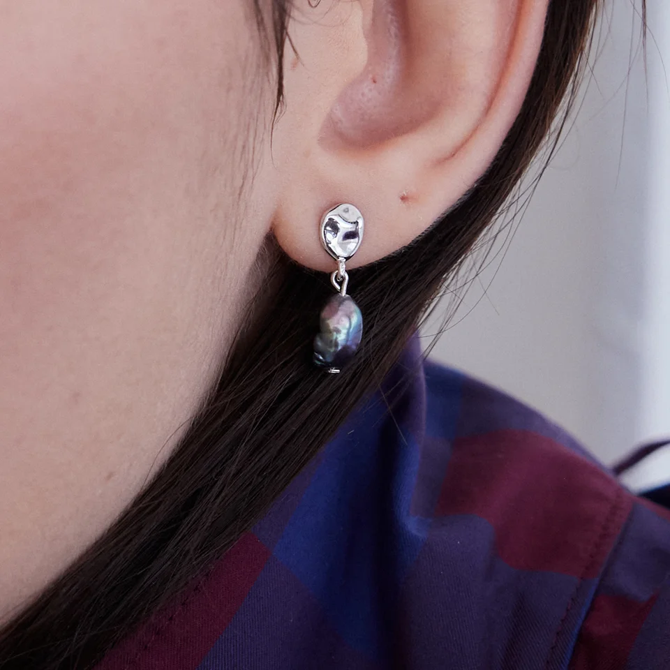 Black pearl drop earring