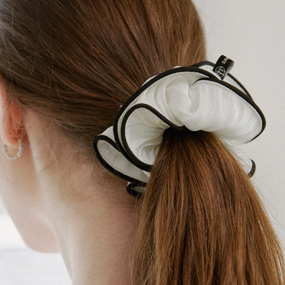 Two-Tone Line Pleated Hair Scrunchie_White. STH8R1116-2