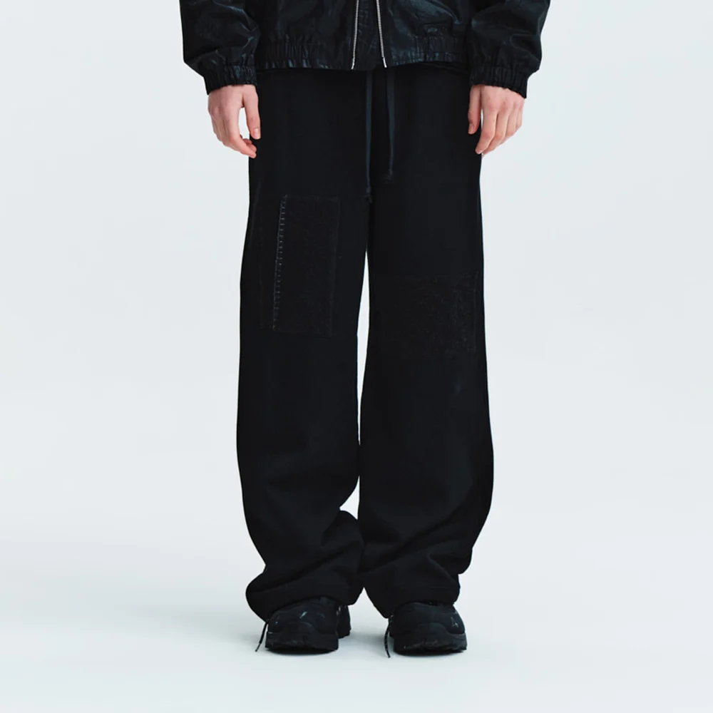 PATCH POINT SWEATPANTS IN BLACK
