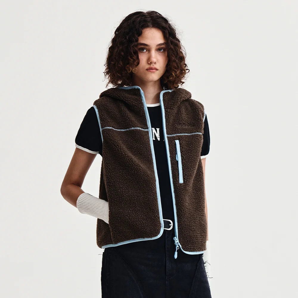 FLEECE HOODY VEST IN DARK BROWN