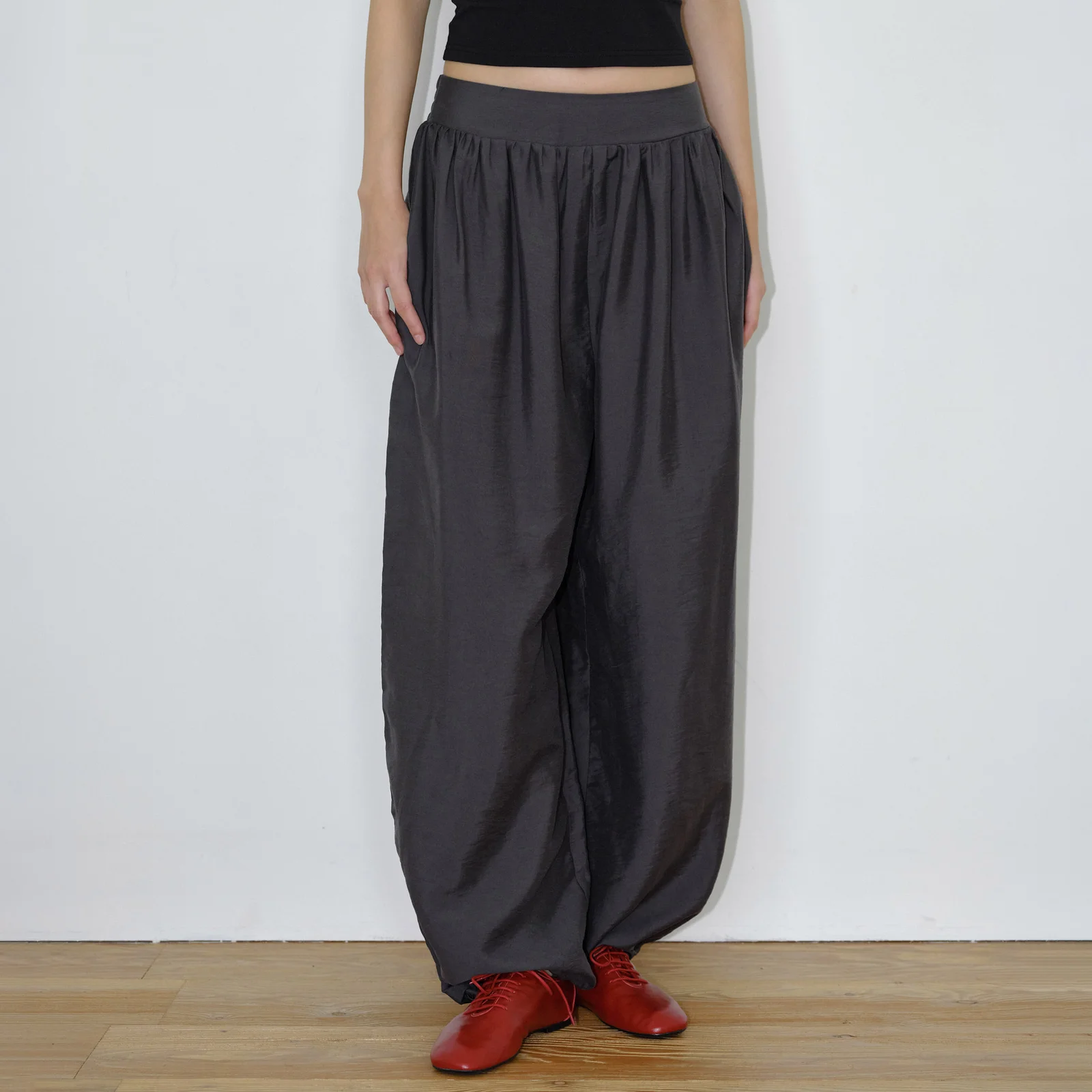 HEM DRAWSTRING BALLOON WIDE PANTS / CHARCOAL