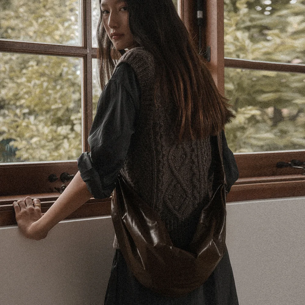 HALF MOON STRAP BAG_BROWN