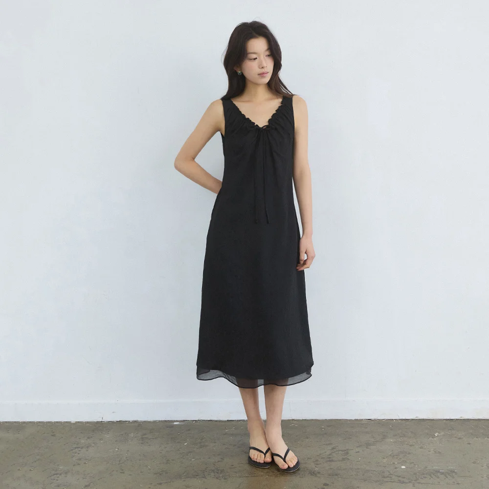 Embo flower pattern shirring ribbon dress - black