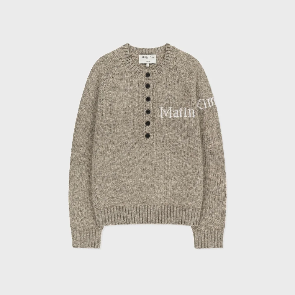 MATIN BUTTON POINT HENLEY NECK LOGO KNIT TOP IN BEIGE