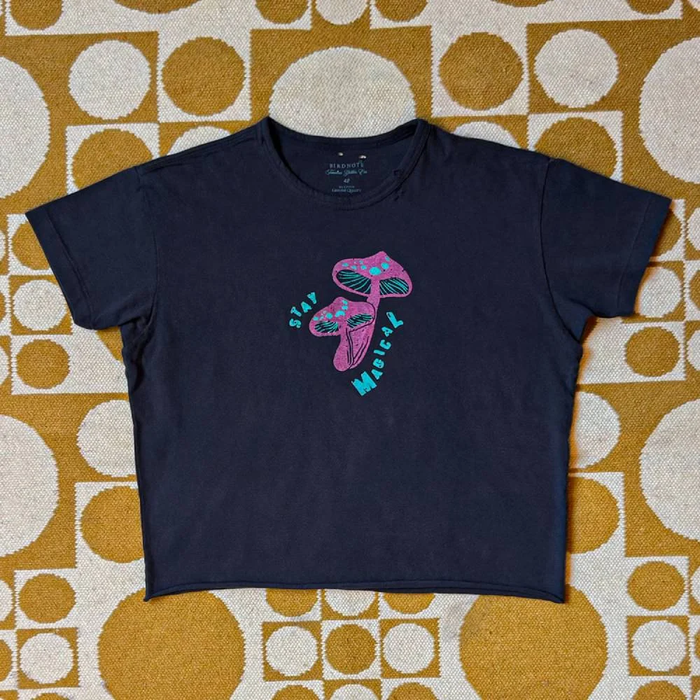 STAY MAGICAL T (NAVY)