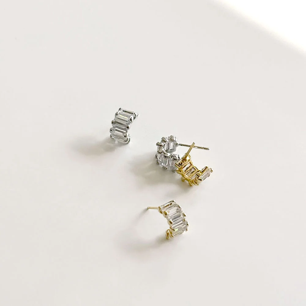 Yumi Lee 著用 Square Cubic Curve Earring