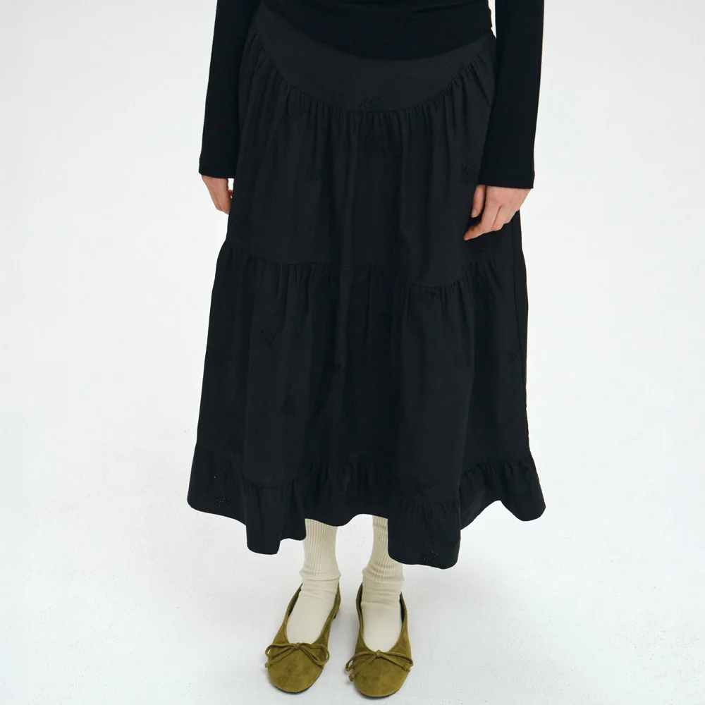 EMBROIDERED SHIRRED TIERED MAXI SKIRT / BLACK