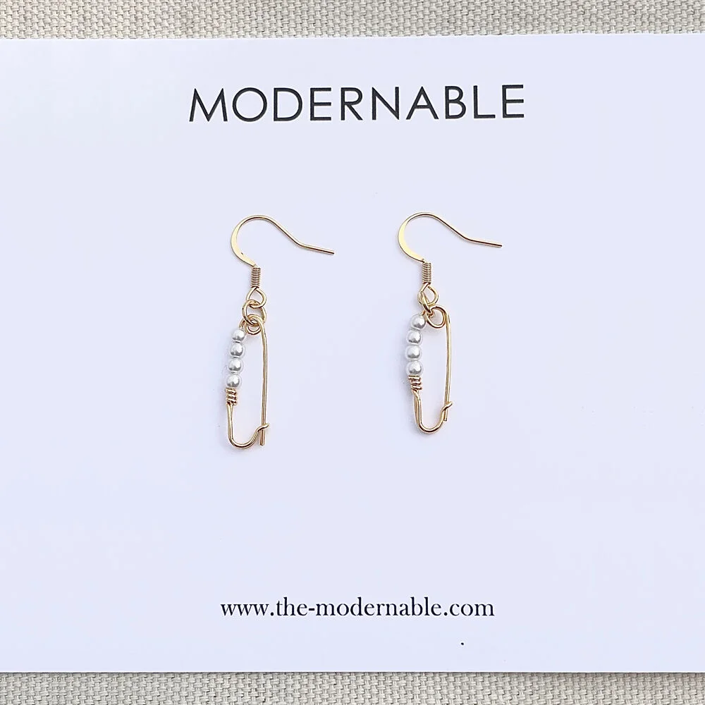 A SAFETY PIN PEARL EARRINGS - GOLD