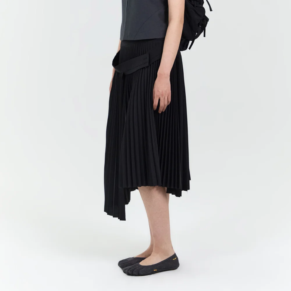 BELTED ACCORDION PLEATED SKIRT BLACK