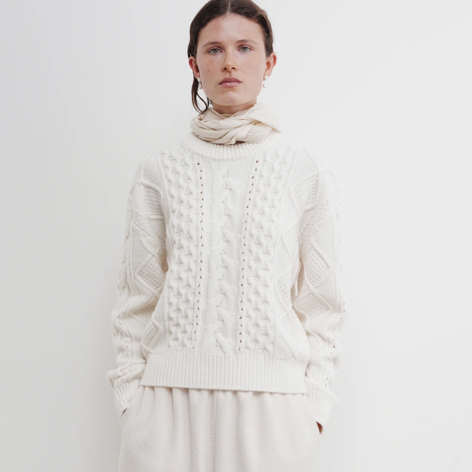 Wool Cable Round Knit (Ivory)