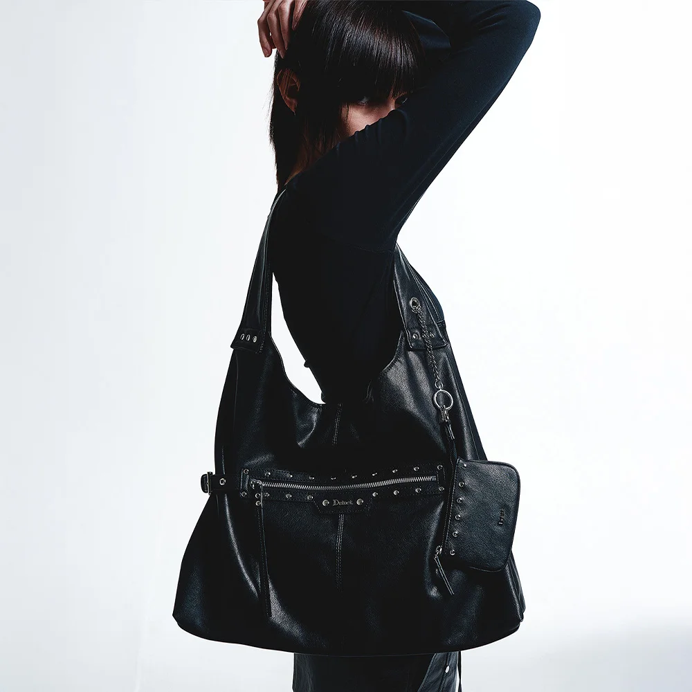 STUD DETAIL POINT POCKET BAG IN BLACK