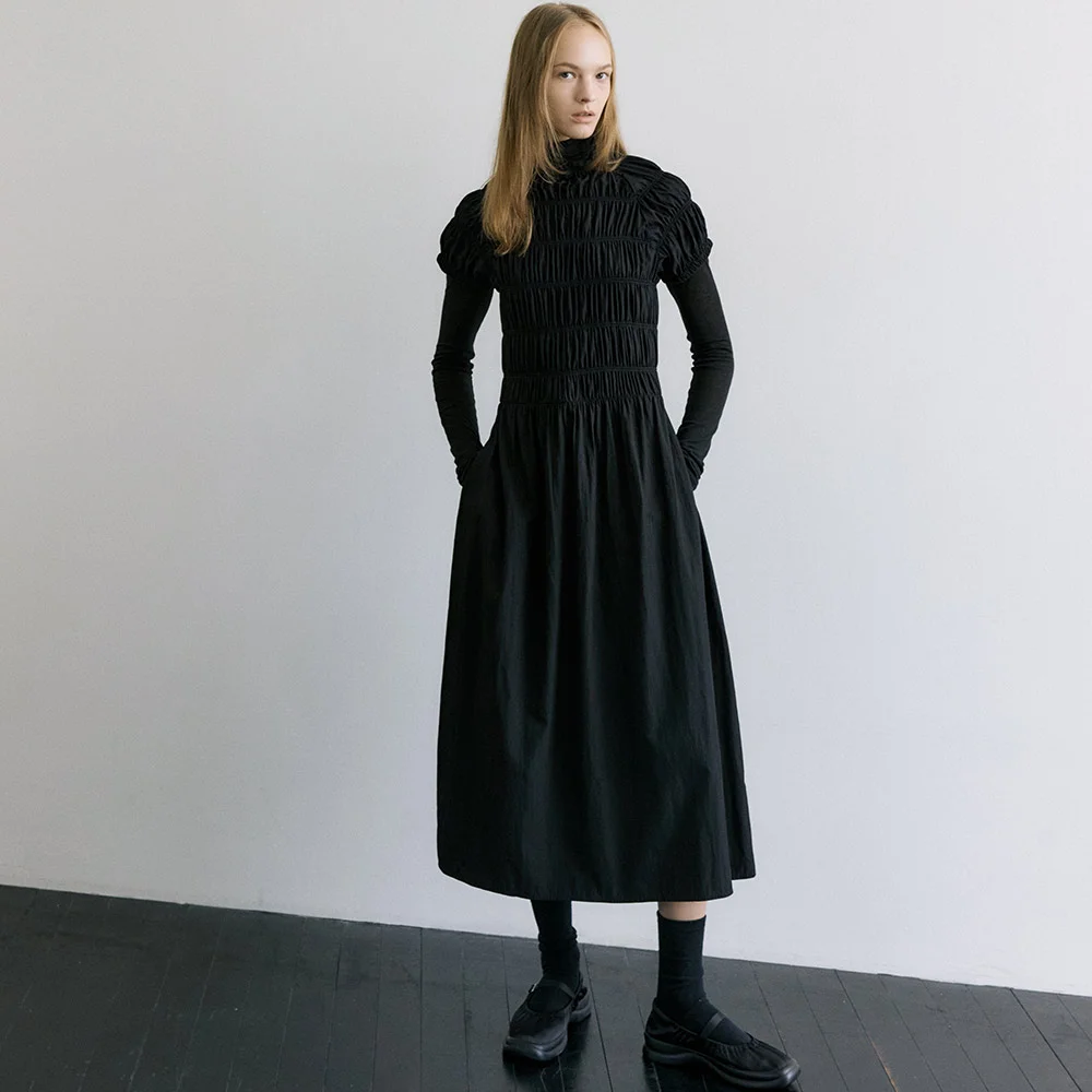HIGH NECK TUCKING DRESS / BLACK