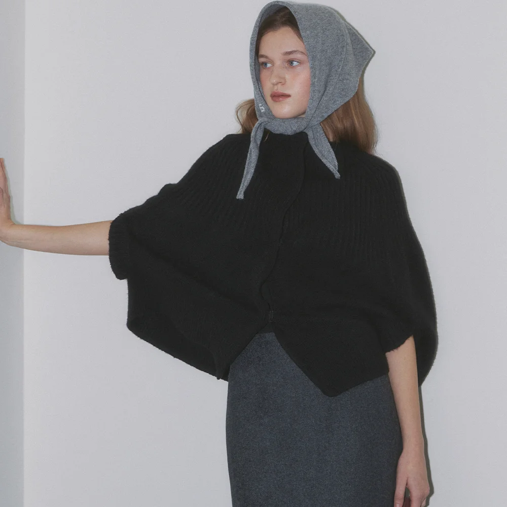 comos 1313 high-neck cape knit (black)