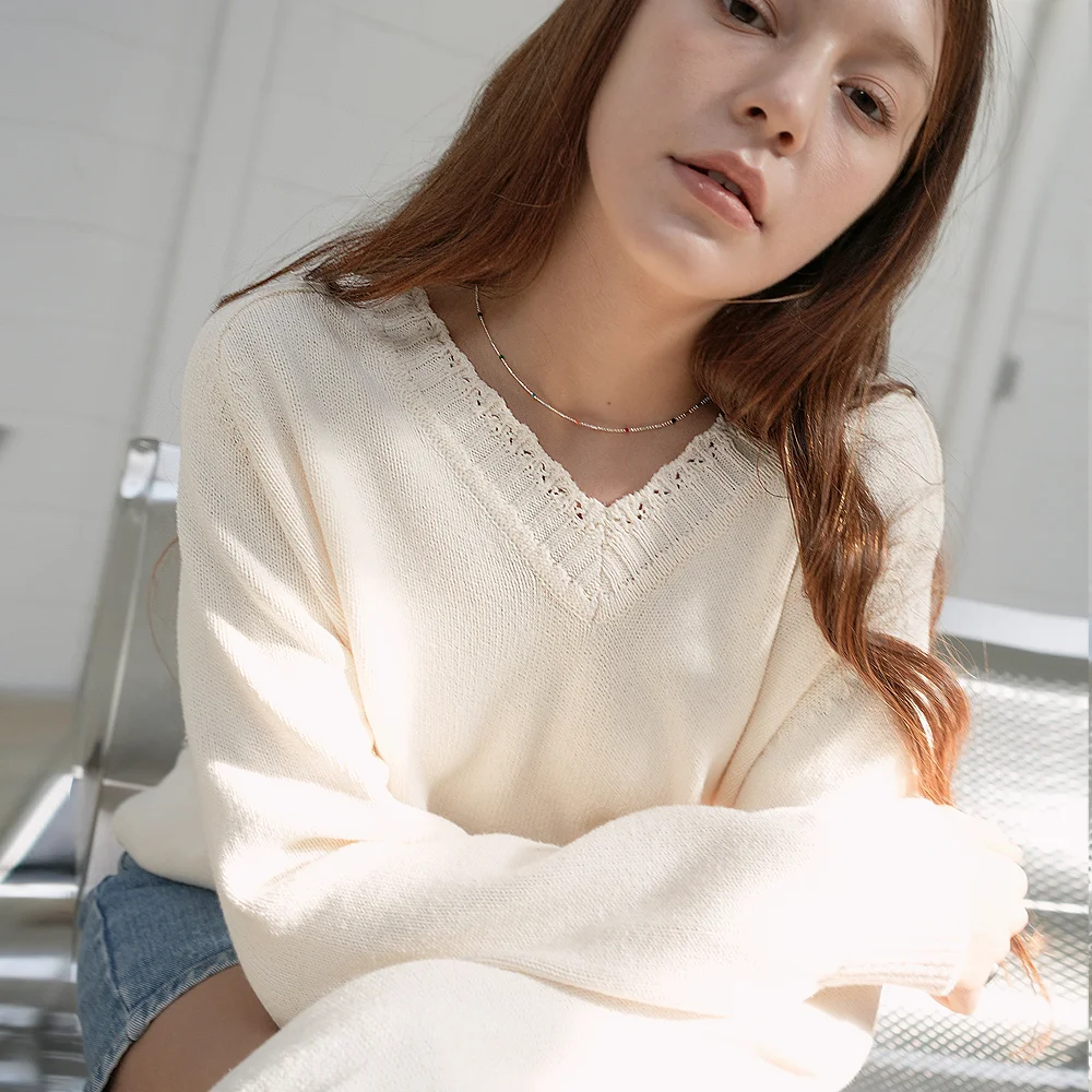 Loose-Fit Raglan V-Neck Knit (cream)