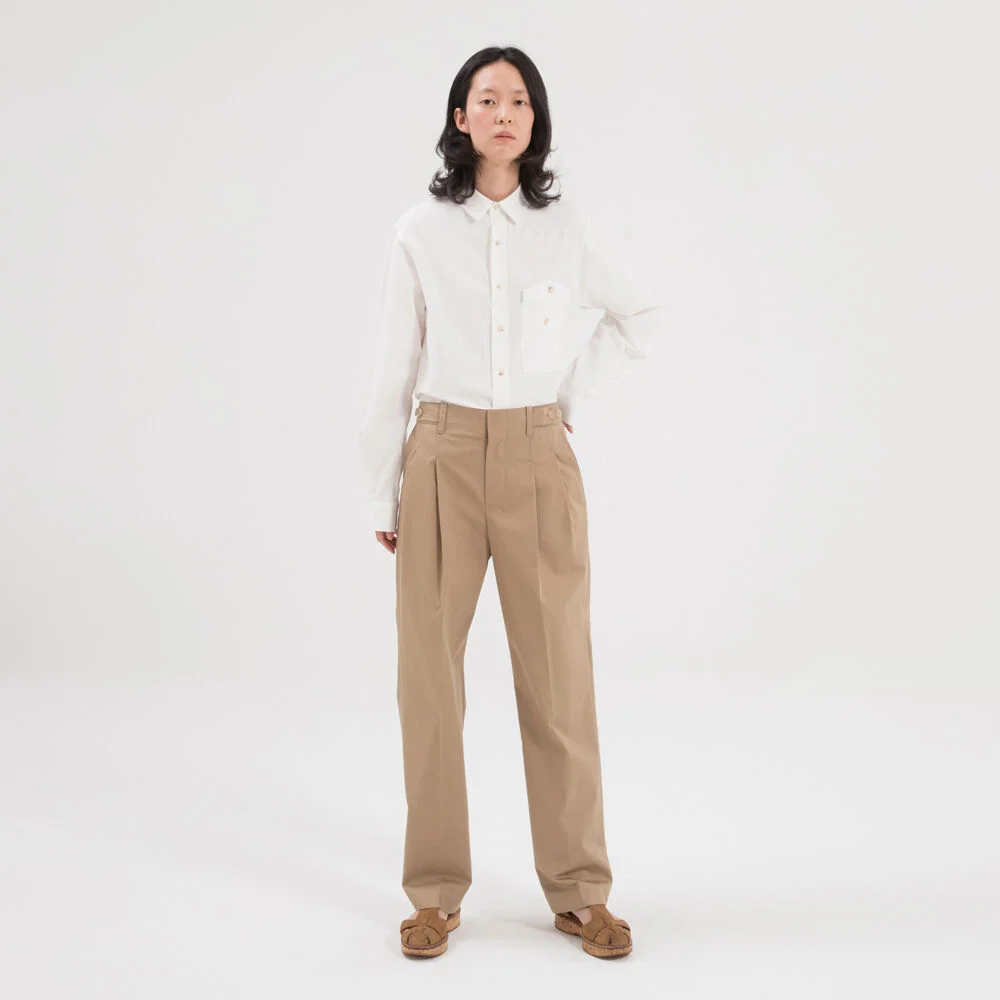 BUTTON ON BAND PLEATED PANTS / GENTLE BEIGE