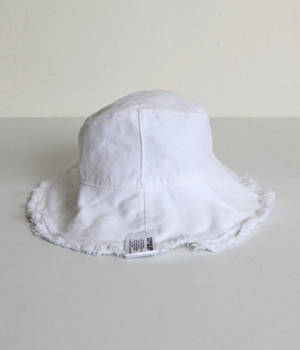 REVERSIBLE WHITE BUCKET HAT