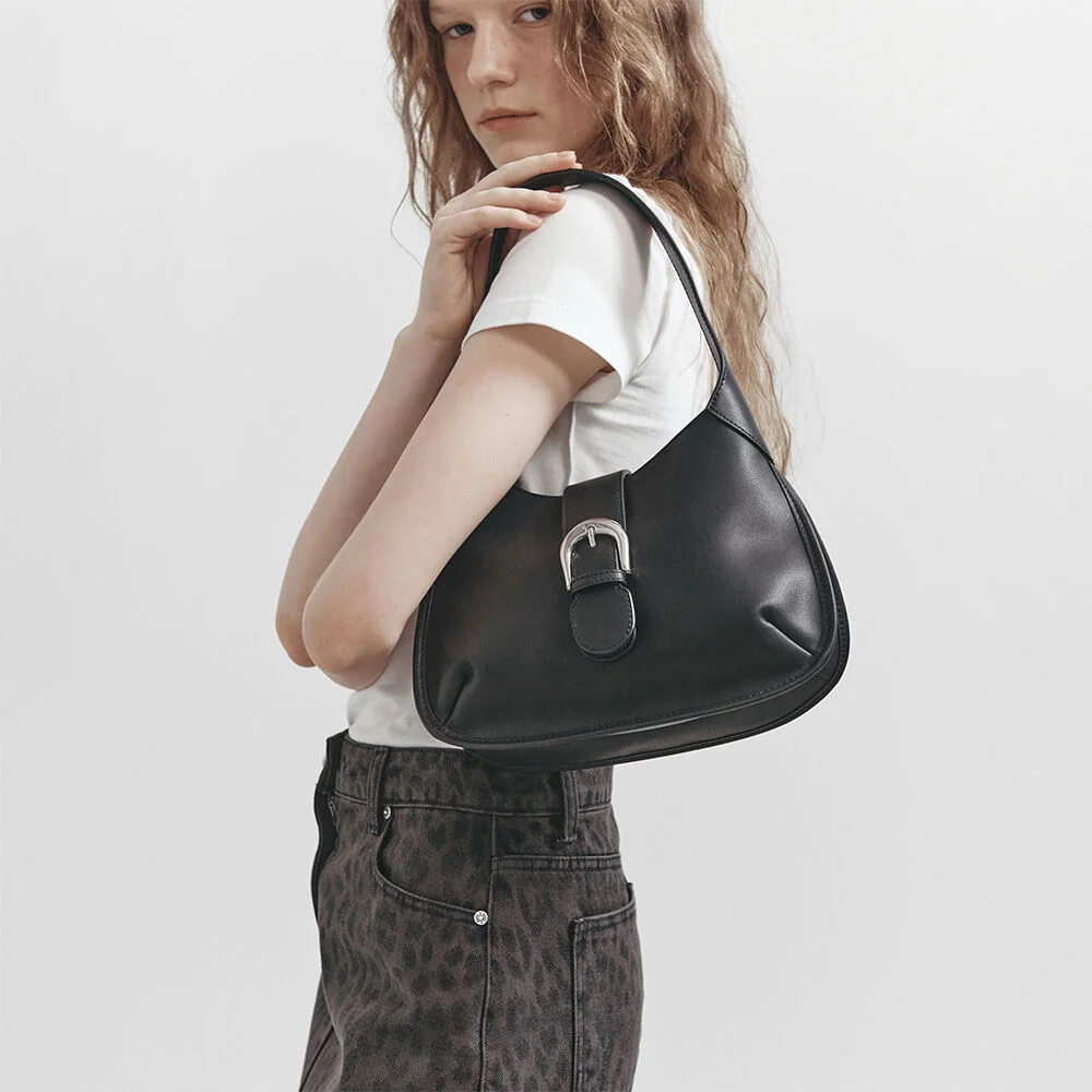 Leah Tote in Black UA5SB073-10