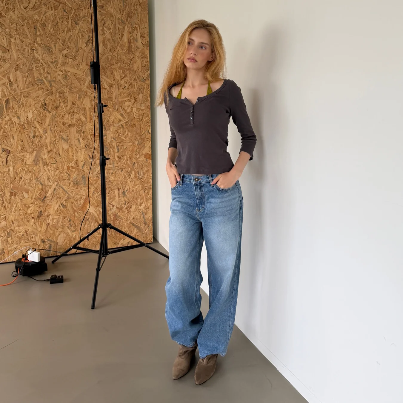 ESSENTIAL LOW-RISE JEAN (BLUE)