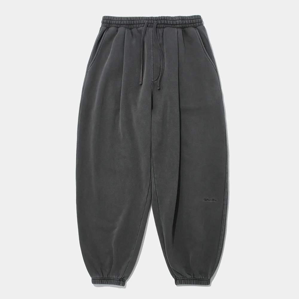 TINY SCRIPT DYED FLEECE WIDE JOGGER SWEATPANTS_CHARCOAL
