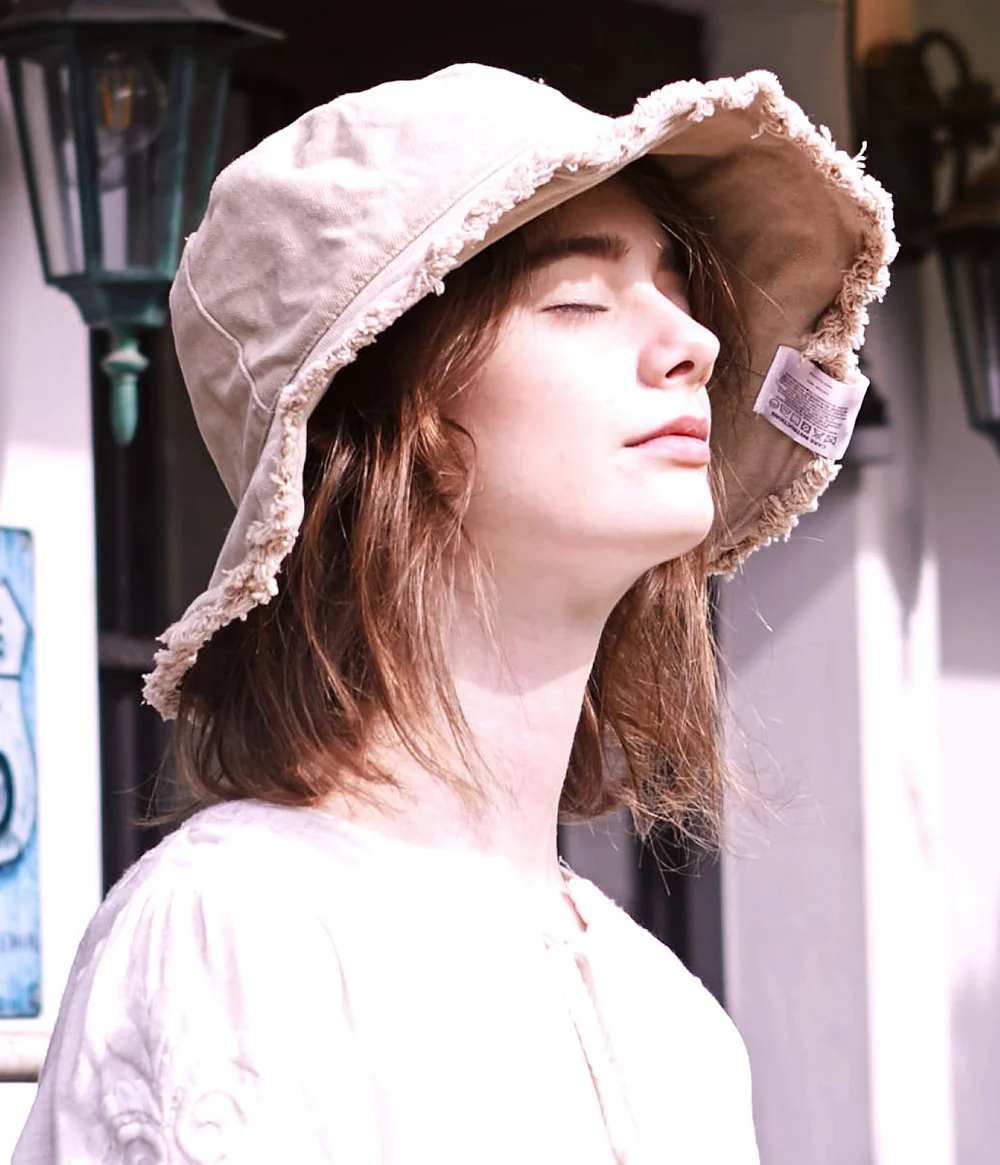 REVERSIBLE BEIGE BUCKET HAT