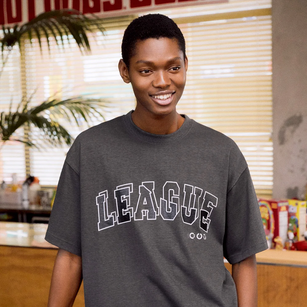 League Overlay Print T-shirt (PIGMENT CHARCOAL)