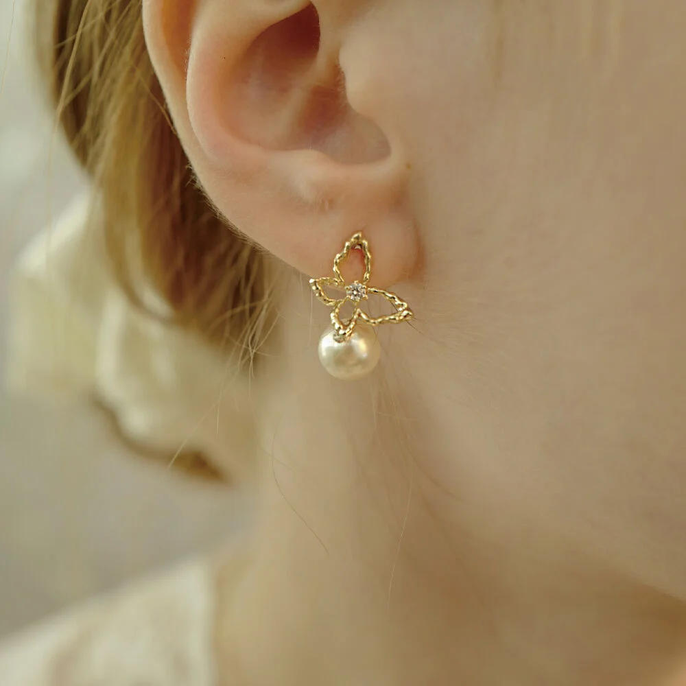 pearl fleur wing earring