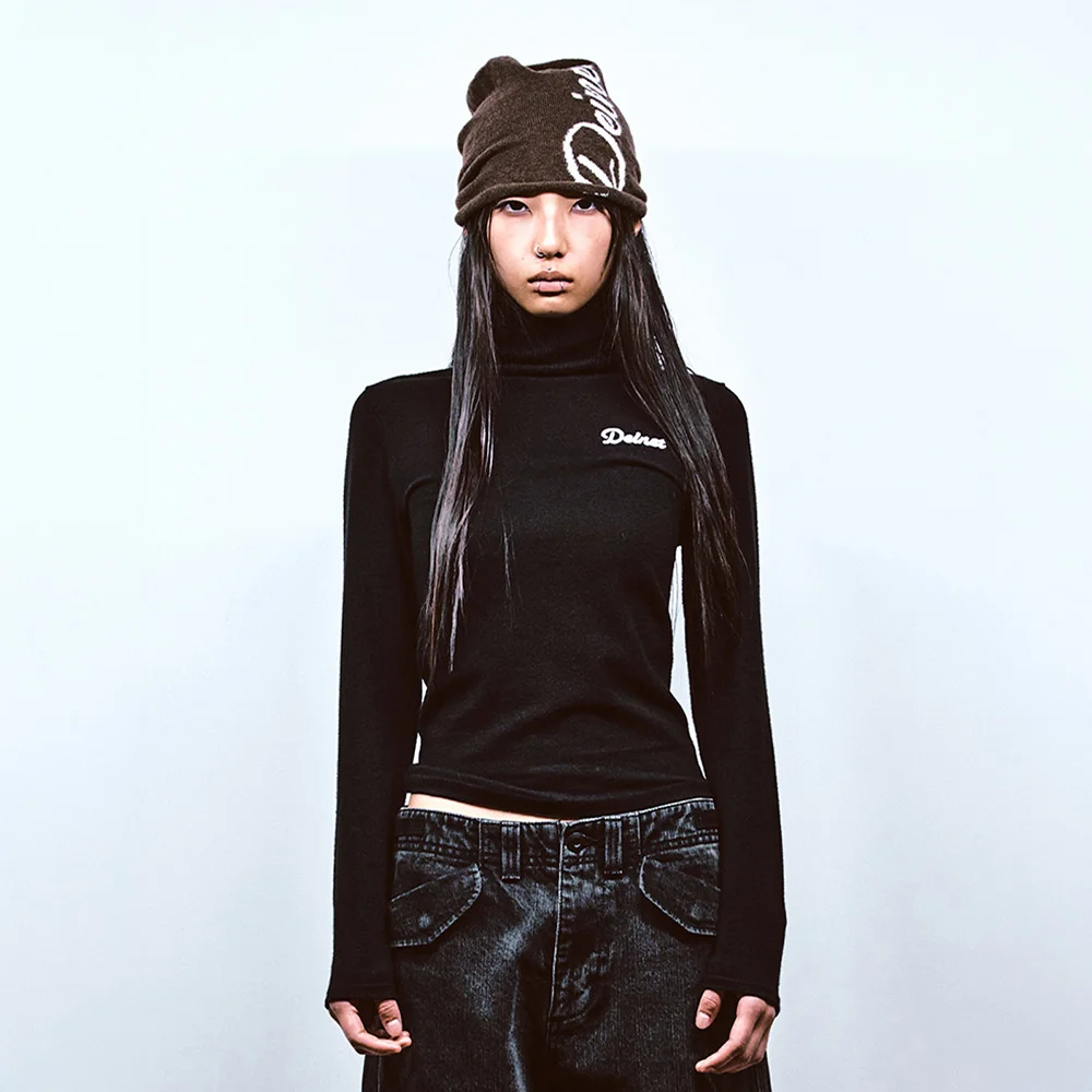 TURTLENECK SLIM KNIT TOP IN BLACK