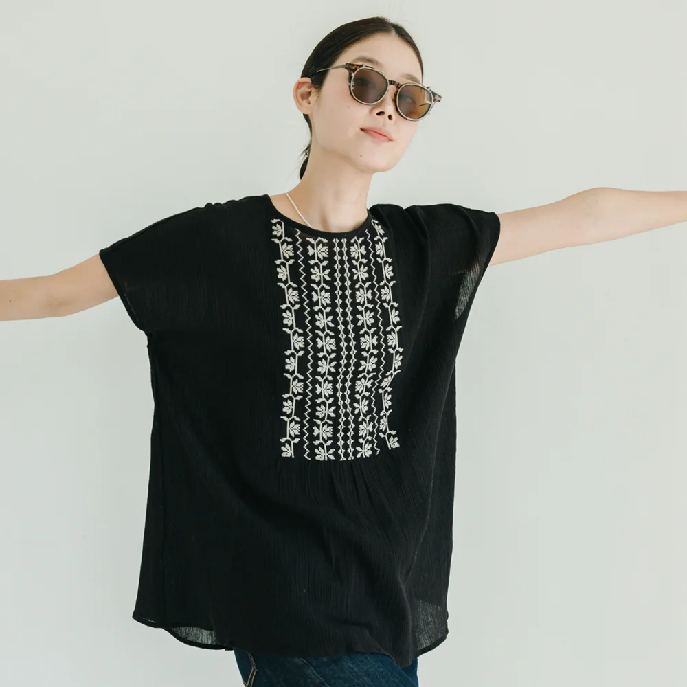 Embroidery Loose Black Blouse