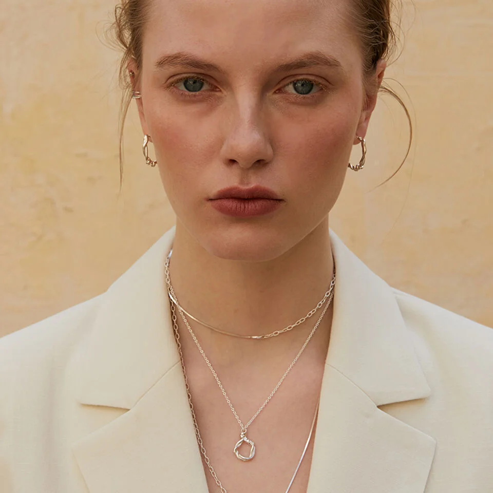Vine O pendant necklace