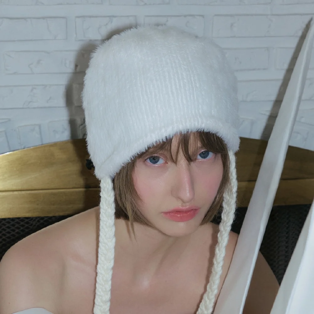 BRAIDED STRAP BEANIE IN CREAM