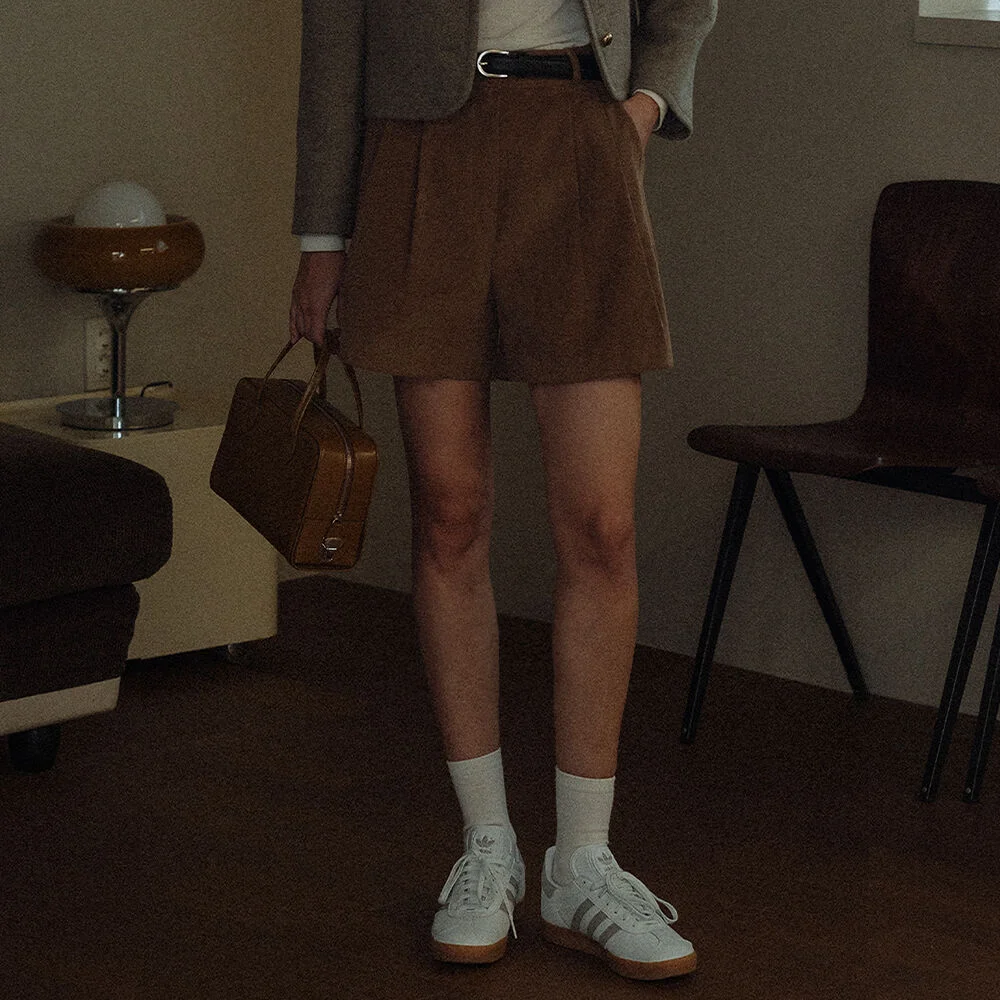 Two tuck corduroy short pants_Brown