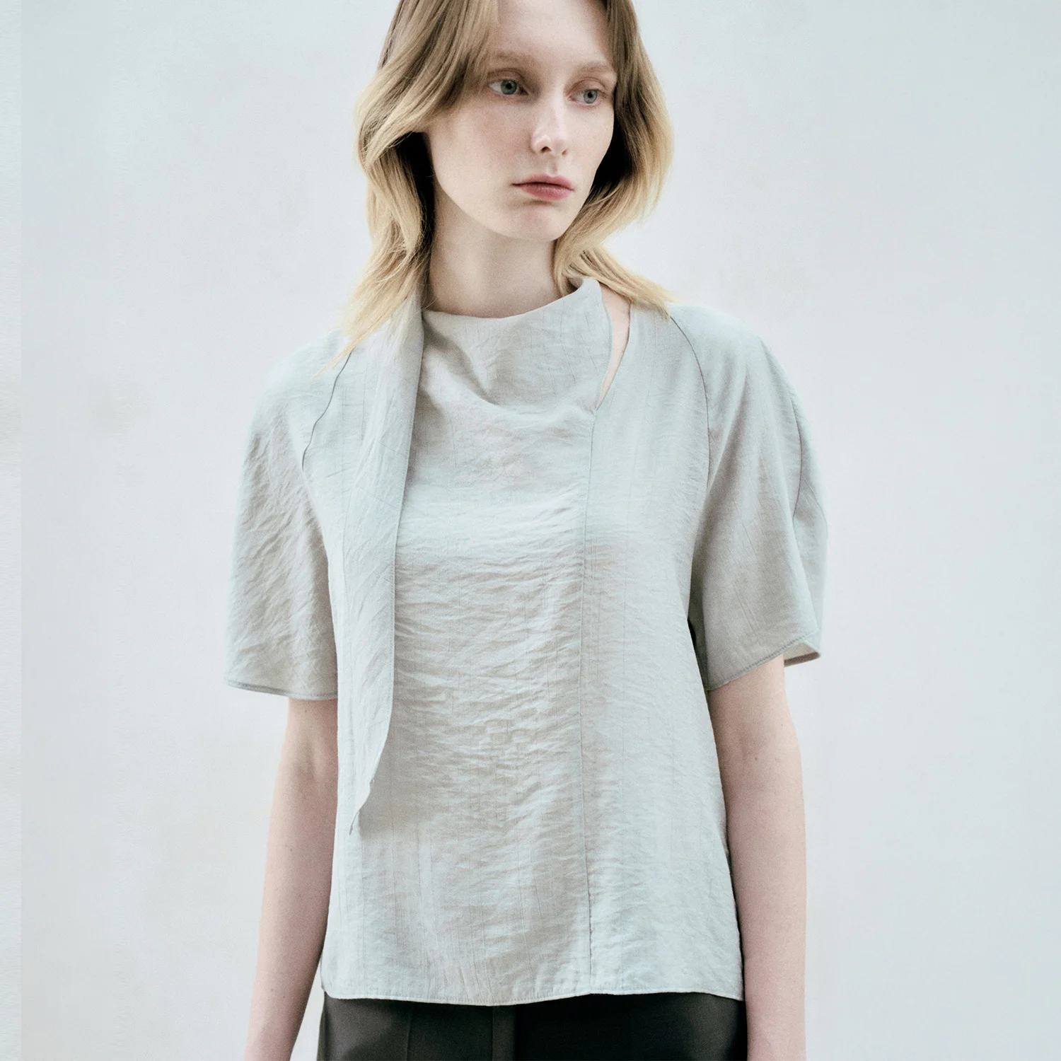 SLIT NECK TIE BLOUSE LIGHT GRAY