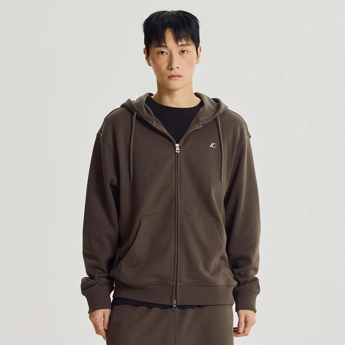 NBMDG41803 / UNI 必備款 經典 連帽拉鍊外套 (COCOA)