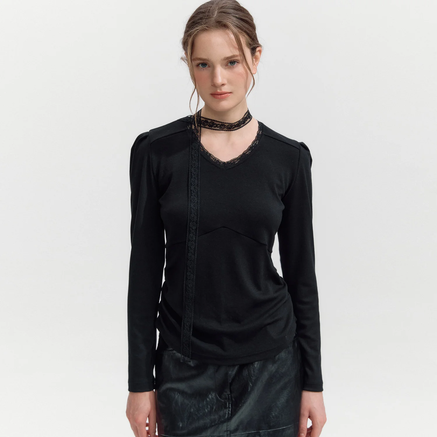 Pentagon-neck Lace Tie T-Blouse BLACK