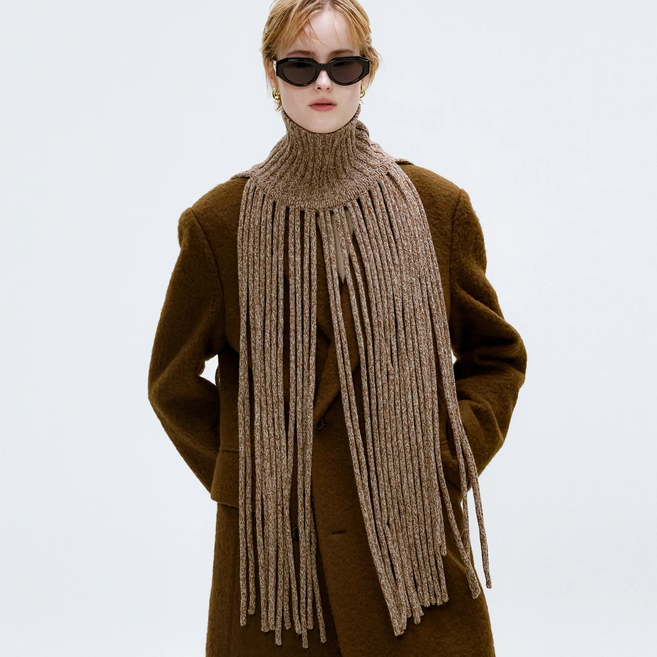 HIGH-NECK TASSEL KNIT WARMER_BROWN