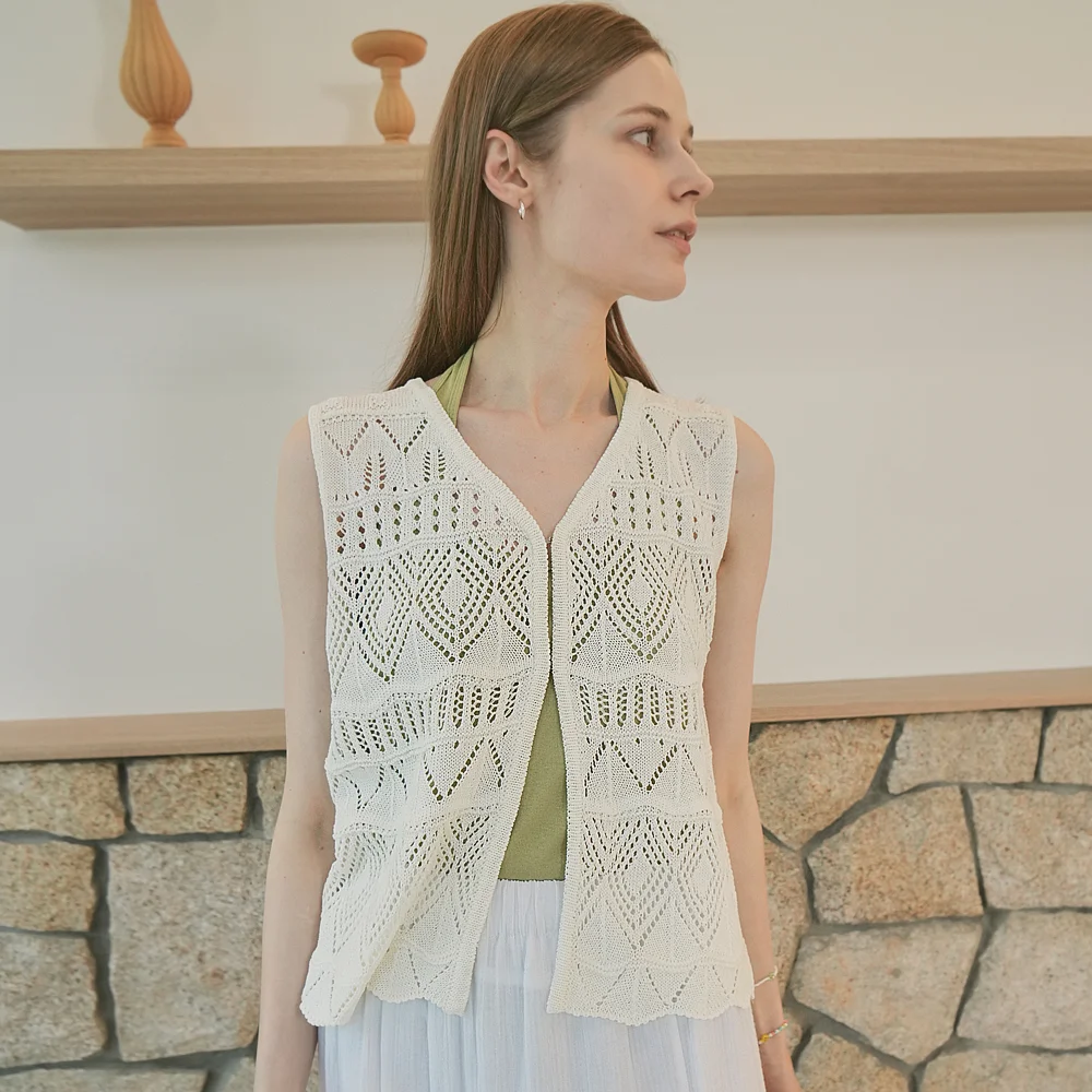 V-Neck Hook Detail Scasi Knit Vest (ivory)
