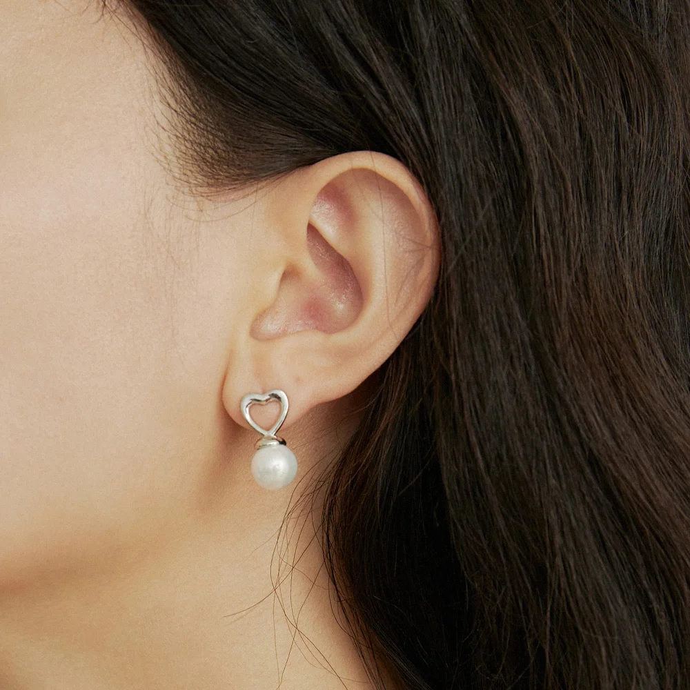 Line heart pearl earring - silver