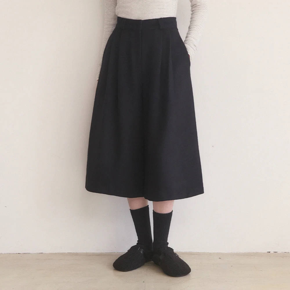 Woolen pintuck long burmuda pants - black