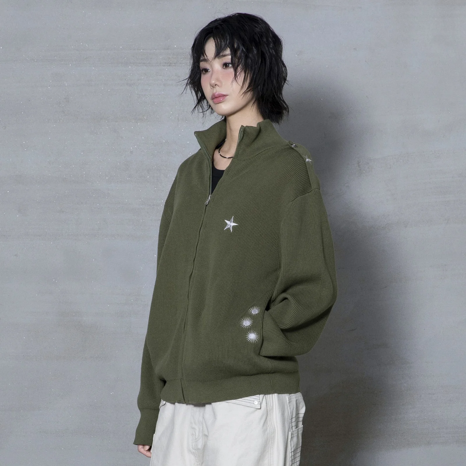 XTK183 肩部 腰帶扣 高領 短版 針織衫 拉鏈 (KHAKI)