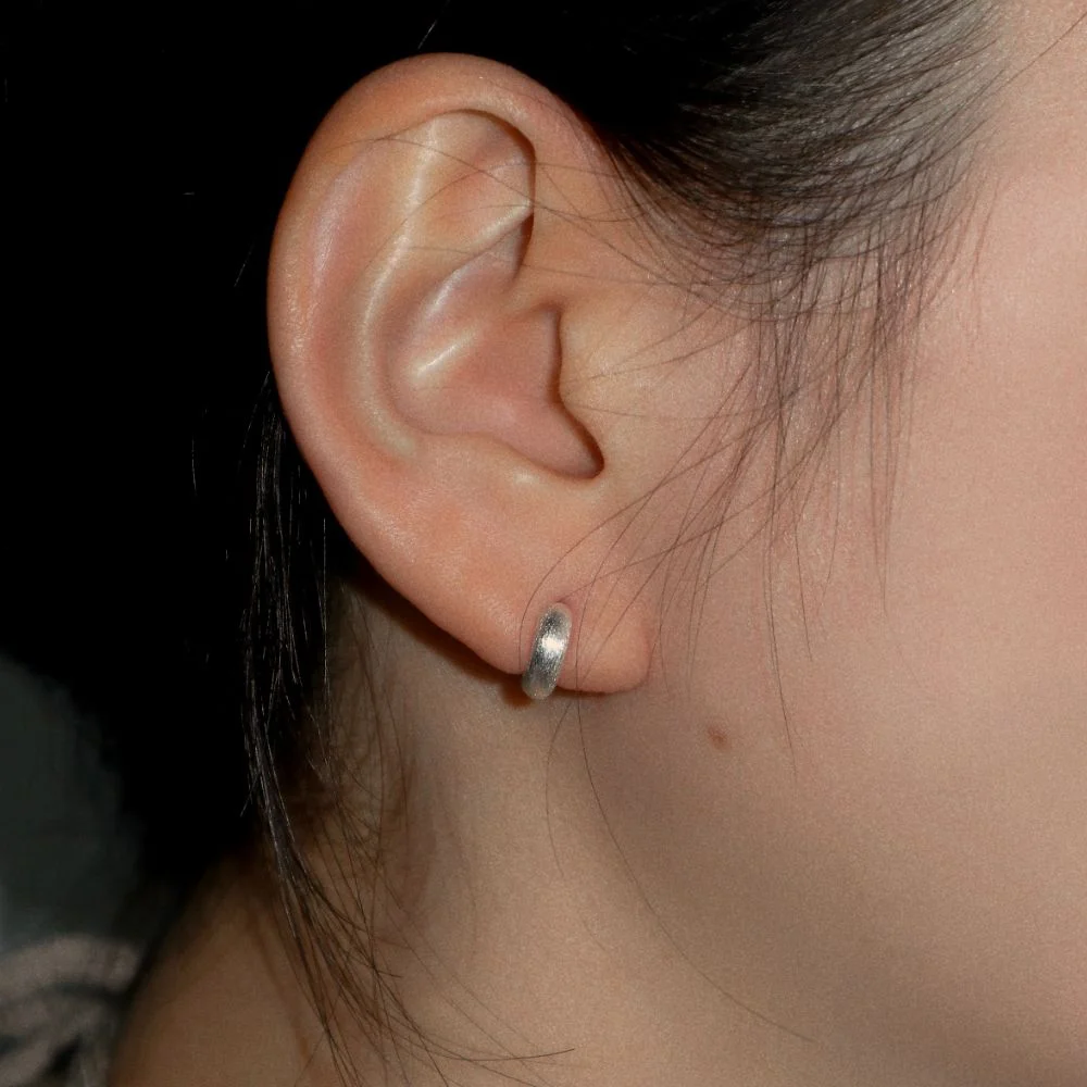 Tiny matte one touch earrings (2 colors) / 迷你 啞光 迷你 一觸即開 耳環