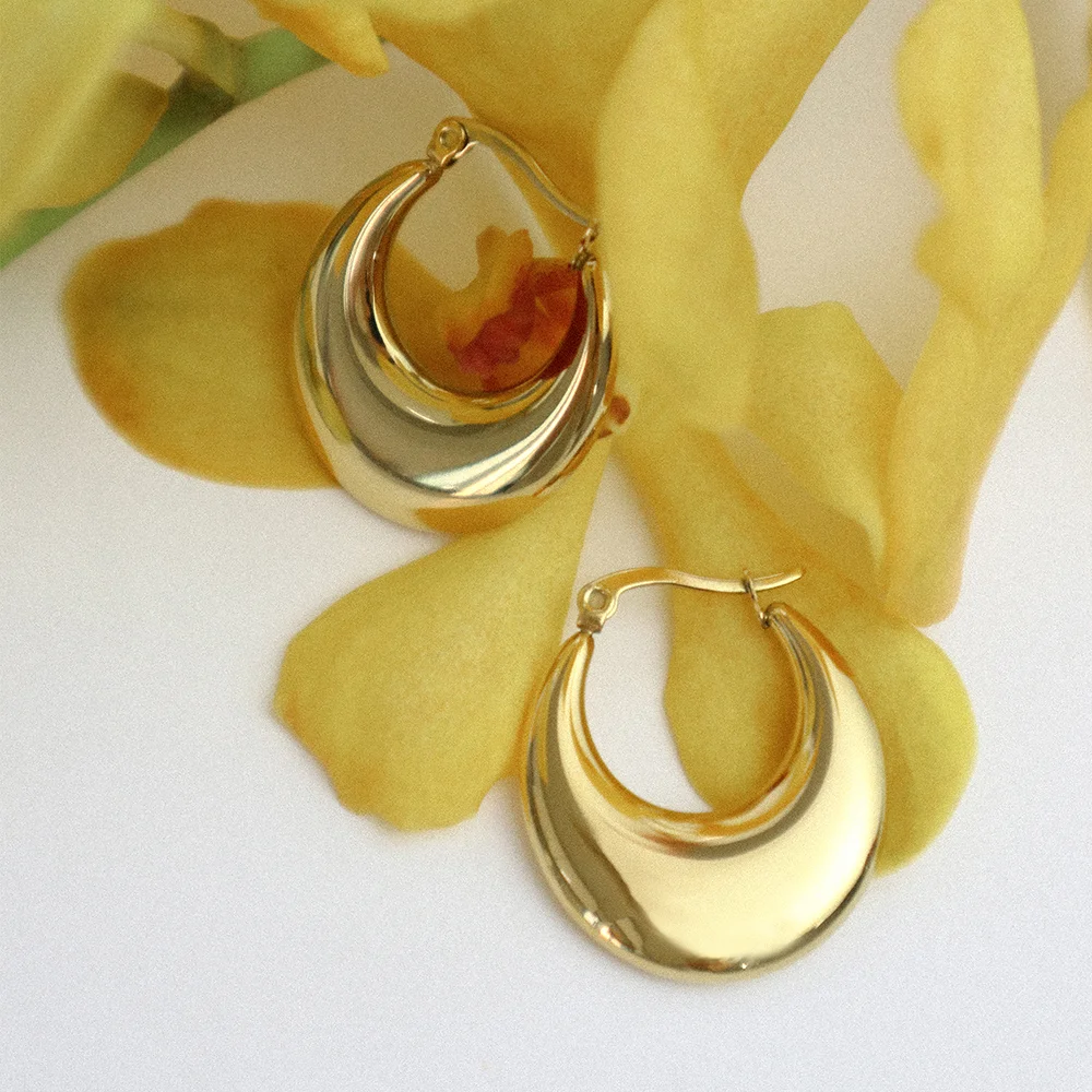 Crescent bold hoop 18k earring