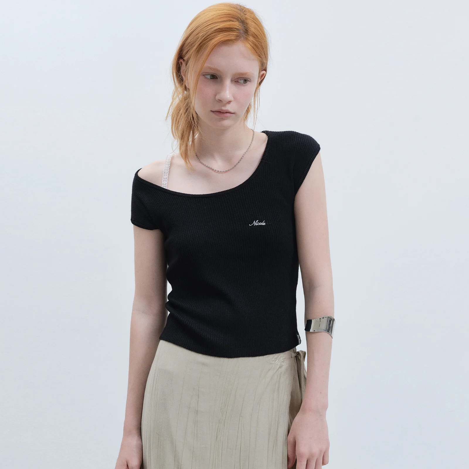 MINIMAL SLEEVE U-NECK KNIT TOP_BLACK