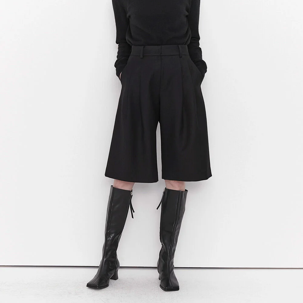 TWO TUCK WIDE BERMUDA PANTS (moat black)