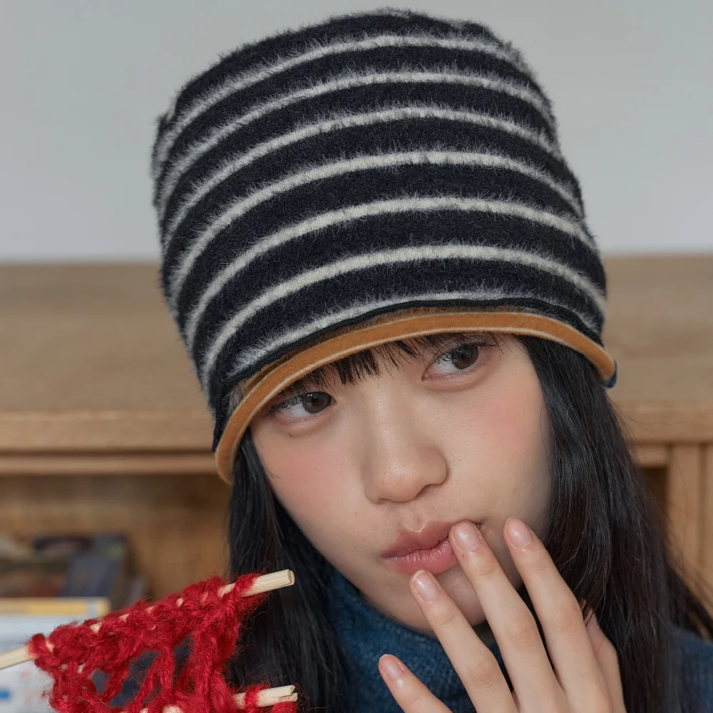 DOUBLE STRIPE BEANIE IN BLACK