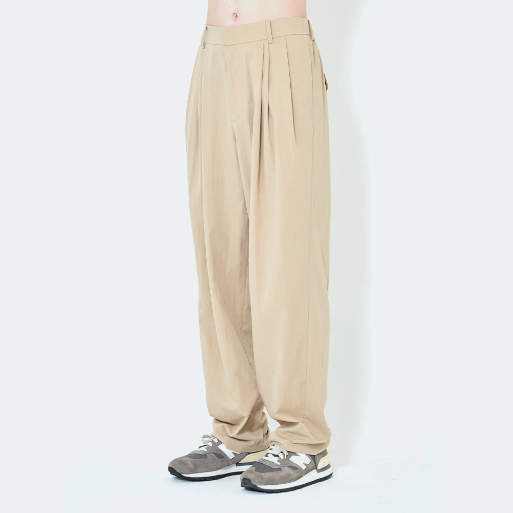 Pleated Traveler Pant (Light Beige)